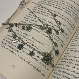 Double strand flower necklace blue